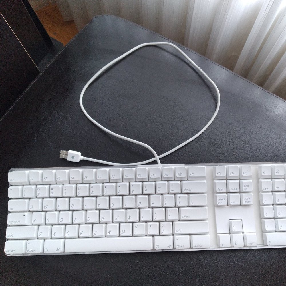 Apple Key Board - Picture 2 of 4